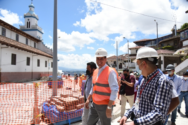 En compañía de los moradores y dirigentes, la mañana de este viernes 22 de abril de 2022, el alcalde de Cuenca, Pedro Palacios, recorrió las obras de regeneración del Mirador de Turi, Obras que registran un avance del 52%.