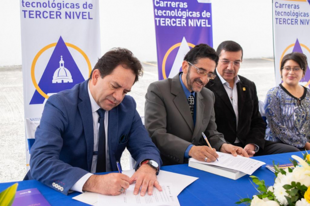 FARMASOL e Instituto Superior Alquimia firman acuerdo para apoyo en servicios de salud y sociales. Cuenca, 25 de abril del 2022