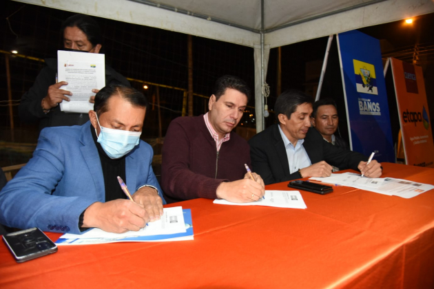 Alcalde Pedro Palacios  firma contratos para vialidad y obras de saneamiento en Baños.