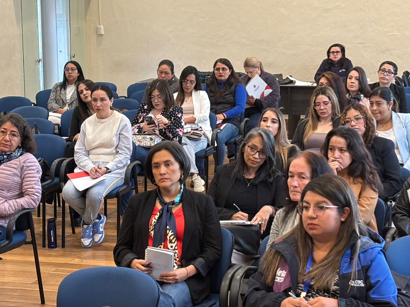 Hoy llevamos a cabo el Taller Interinstitucional para fortalecer la ruta de referencia y contra referencia en casos de violencia sexual. Este esfuerzo, parte del Sistema Cantonal para la Erradicación de la Violencia de Género, buscando garantizar una atención ágil, digna y efectiva para las víctimas. #CuencaLuchaContraLaViolencia 💜 #AmorPorCuenca ❤️💛