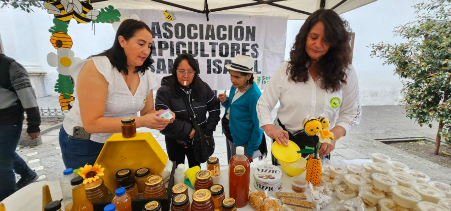 El Municipio de Cuenca a través de la Dirección de Desarrollo Social y Productivo, anunció oficialmente la realización de la tercera edición del Colmena Fest 2026. Este evento se consolida como el principal referente del sector apícola en la región, un espacio de comercialización a un proceso integral de tecnificación para los productores locales. 
