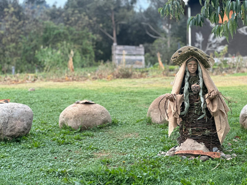 El Jardín Botánico de Cuenca abre sus puertas a la exposición "Cuando el río suena, piedras trae", una propuesta artística desarrollada por estudiantes de la asignatura de Arte Instalación de la Universidad de Cuenca.