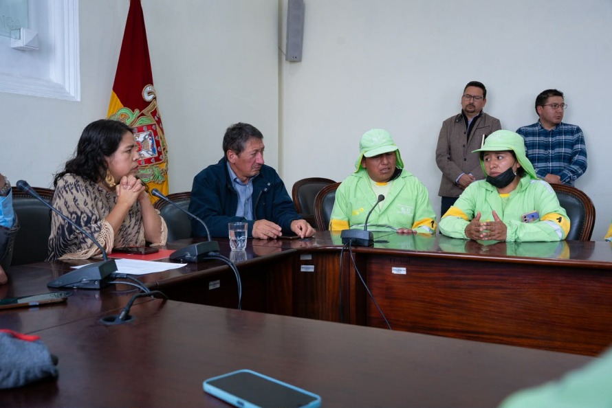 La alcaldesa de Cuenca, Marisol Peñaloza, al mediodía de hoy se reunió con las “hormiguitas chúas” y expresó su postura en defensa de los derechos de quienes prestan sus servicios  mediante contratos.