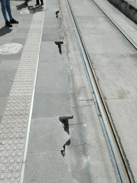 Tranvía Cuenca informa a la ciudadanía y usuarios del sistema tranviario que personal técnico se encuentra coordinando trabajos de reparación y evaluación en la parada Ordóñez Lasso, luego de que un tráiler invadiera la plataforma tranviaria y ocasionara daños en parte de la infraestructura del andén.