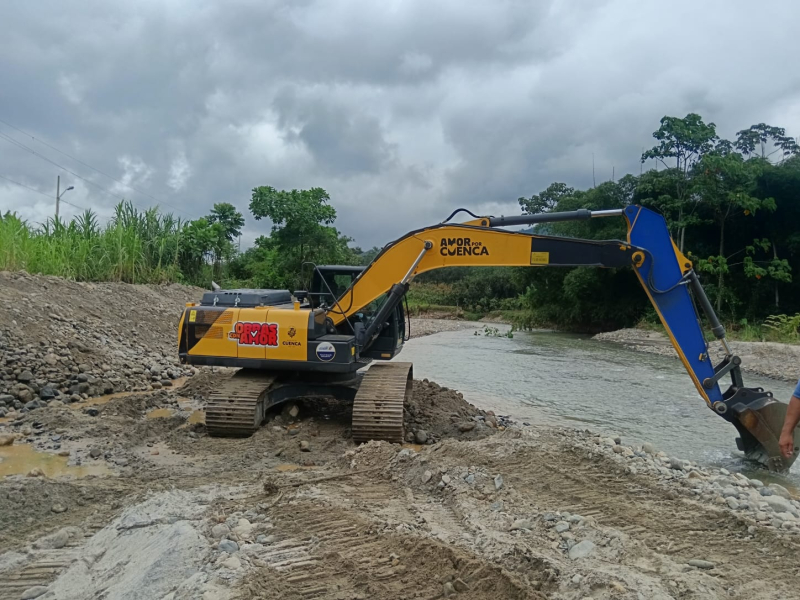 Doña Rosita Caguana, no quita su mirada de la ventana de su casa, que no tiene vidrios, observando la excavadora del Municipio de Cuenca que está dentro del río Blanco, en el sector de Luz y Guía, de la parroquia Molleturo. Hace 15 días, este río se desbordó y anegó la vía principal e incluso inundó la vivienda de Doña Rosita, al punto que el agua le llegaba hasta el pecho.  