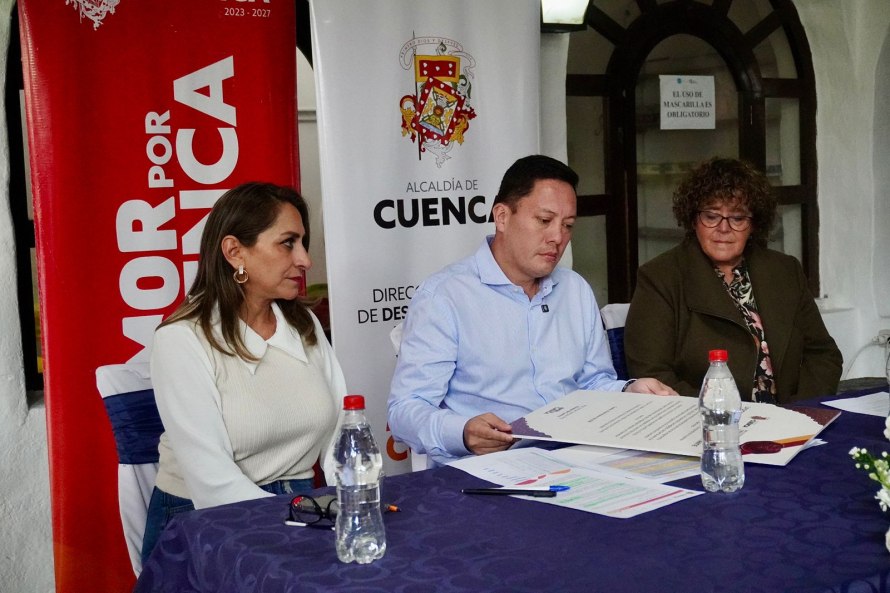 En el marco de su compromiso con la política social y la atención a los sectores más vulnerables, la Municipalidad de Cuenca, a través de la Dirección de Desarrollo Social y Productivo, suscribió este jueves adendas a seis convenios interinstitucionales, con una inversión de $64.663,51 destinada a ampliar la cobertura de servicios esenciales en el cantón.