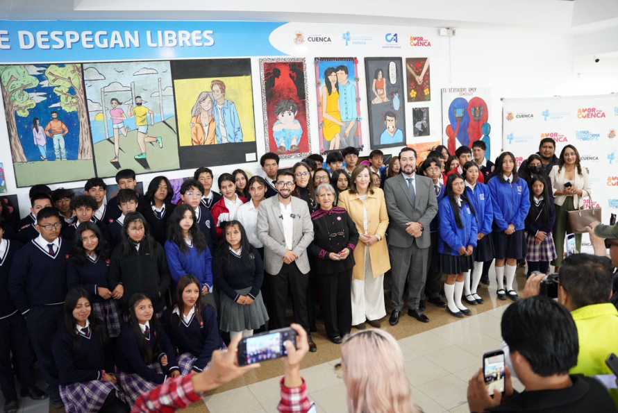 El Consejo Cantonal de Protección de Derechos de Cuenca, en articulación con la Corporación Aeroportuaria de Cuenca (CORPAC), inauguró este jueves el espacio expositivo permanente “Valores que despegan libre” en la galería del Aeropuerto Mariscal La Mar, consolidando un nuevo escenario público para la promoción de derechos, la sensibilización ciudadana y la visibilización del arte como herramienta de transformación social.