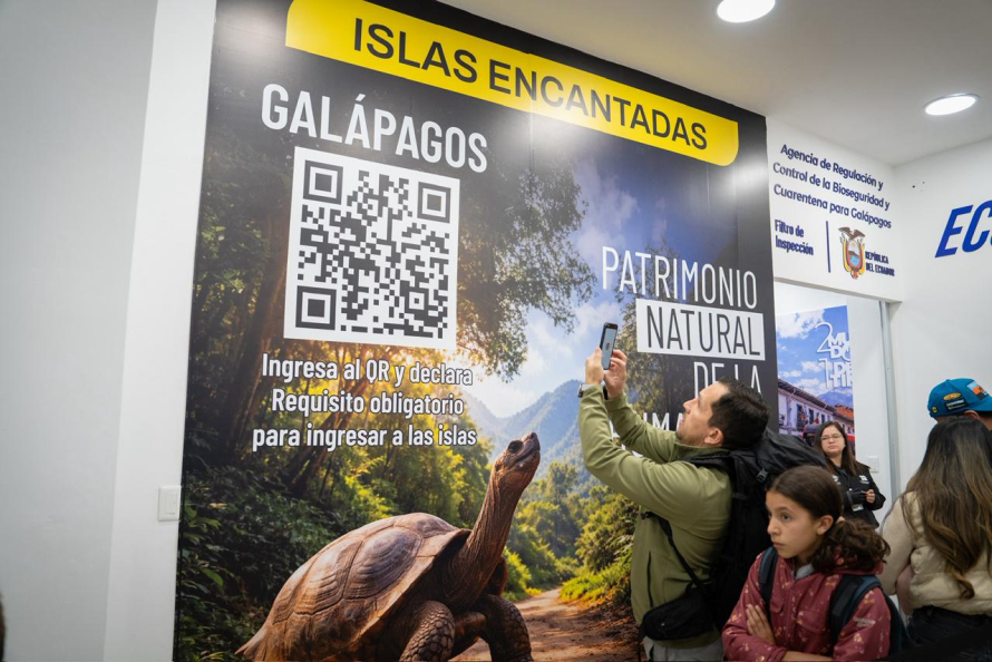    Cuenca, marcó un momento histórico con la inauguración del primer vuelo comercial que la conecta con las Islas Galápagos. “Este logro es el resultado de más de dos años de trabajo y gestión. Habrá dos vuelos comerciales que permitirán conectar estos destinos estratégicos y unir dos mundos en una sola experiencia turística”, precisó Cristian Zamora, alcalde de Cuenca.