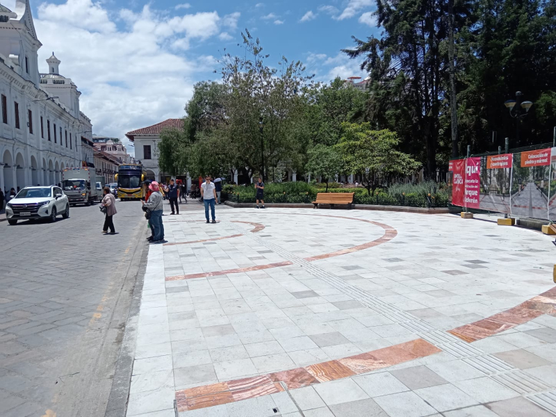 Marcelo Aguirre, quien habitualmente recorre el centro histórico, esta mañana, destacó el trabajo hecho en el Parque Calderón que recibe rehabilitación y construcción de la infraestructura física y eléctrica. “Se necesitaba estos cambios de material porque el que tenía es muy deslizante, … son muy buenas cosas que está haciendo está administración”, comentó.