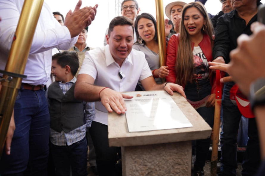 Con la presencia de alrededor de dos mil personas, que se congregaron en el sector El Arenal de Ricaurte -que no dejaban de aplaudir-, el alcalde de Cuenca colocó la primera piedra, como símbolo de inicio de la construcción del tercer hospital de la ruralidad, que tiene una inversión de USD 7.917.848.