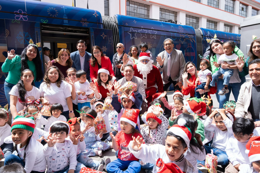   La Alcaldía de Cuenca y el Tranvía de la ciudad viven la magia más pura de la Navidad a través de un recorrido inolvidable. Más que un sistema de movilidad, se transforma en un escenario de ensueño para celebrar la época más emotiva del año.