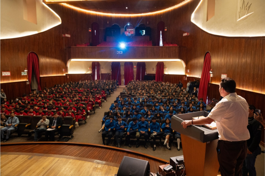 En un firme compromiso con el bienestar de la juventud, la administración del alcalde Cristian Zamora fortalece las acciones de prevención en la ciudad a través del Foro Estudiantil “0 excusas, 100% VIDA”, desarrollado con éxito en el Teatro Sucre.
