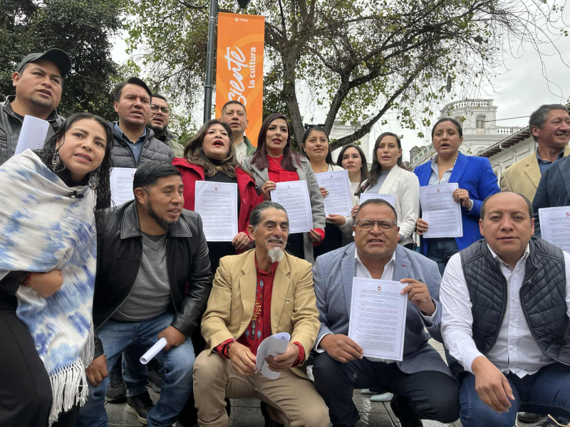 En un hecho histórico para la provincia, 117 autoridades locales, entre alcaldes, vicealcaldes, concejales y representantes de los GAD parroquiales y cantonales, se sumaron hoy a un manifiesto conjunto en defensa de la vida, el agua y los territorios frente a la actividad minera.