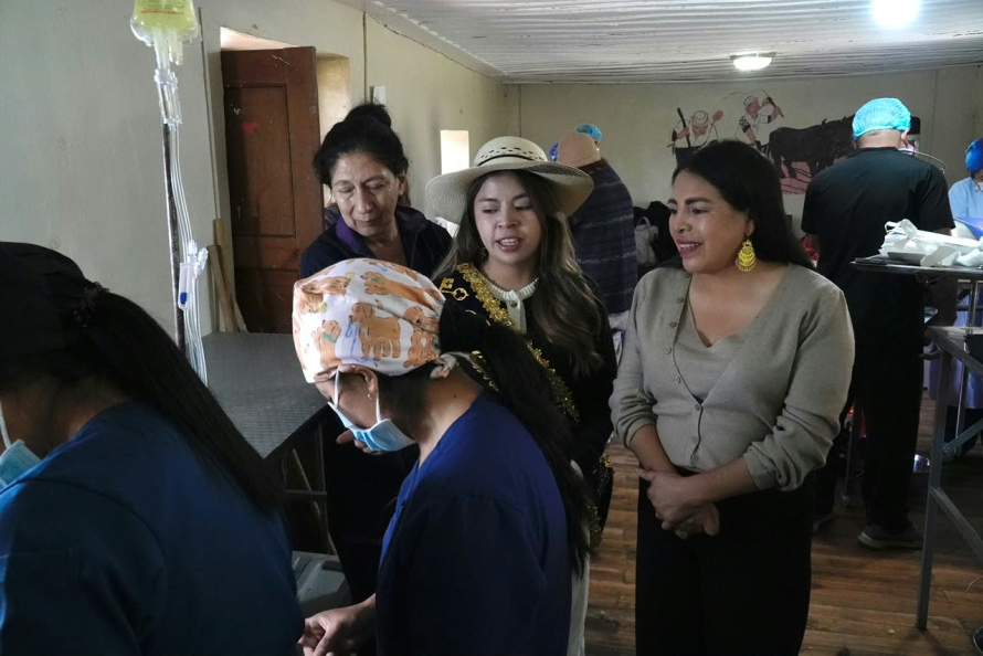 Este fin de semana, la Alcaldía de Cuenca, a través de la Comisión de Gestión Ambiental (CGA), junto con la Reina de Sayausí, y el apoyo de la Casa de la Juventud, realizó una campaña gratuita de esterilización de mascotas, gracias al convenio con la Fundación ARCA y clínica veterinaria.