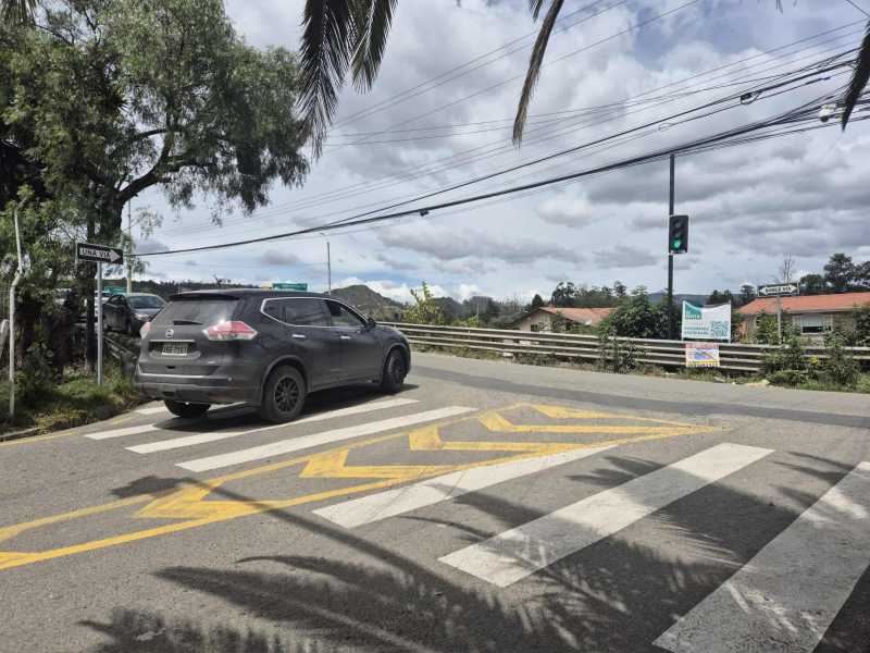 El Municipio de Cuenca, a través de la Dirección General de Movilidad y la Empresa Pública de Movilidad, Tránsito y Transporte (EMOV EP), implementó un nuevo sistema semafórico en las intersecciones de la calle Del Bombero y el ingreso a Challuabamba, sector puente Sixto Durán, con el objetivo de mejorar la seguridad vial y optimizar la circulación vehicular.