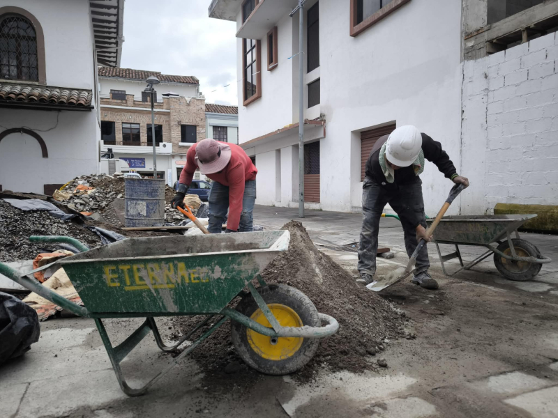 El Municipio de Cuenca a través de la Dirección de Obras Públicas ejecuta la rehabilitación del Pasaje Severo Espinoza, ubicado en la calle Mariano Cueva entre Hermano Miguel  y Mariscal Lamar.  La  inversión de USD 95.000.