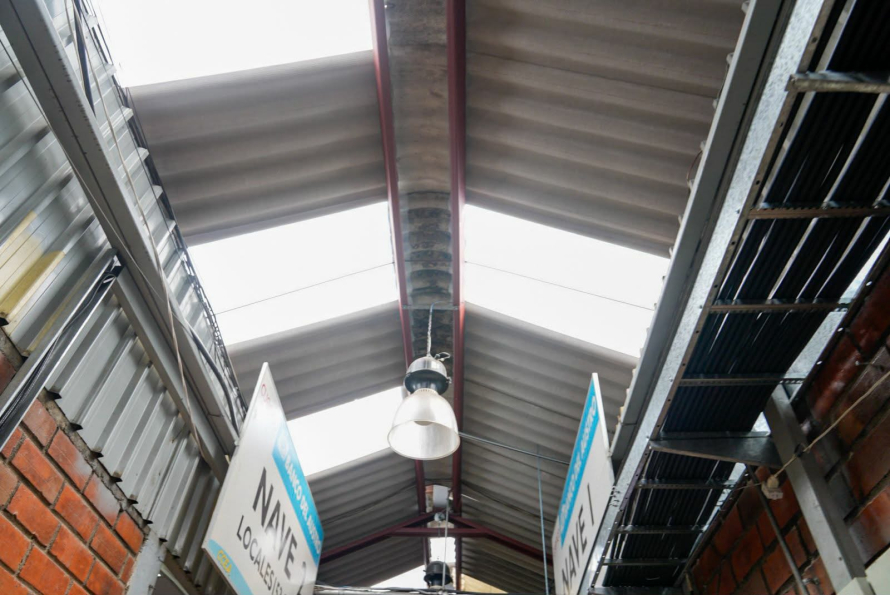 La Alcaldía de Cuenca, a través de la Dirección de Mercados y Comercio Autónomo, inauguró este 28 de mayo de 2026 la readecuación de la cubierta de las naves 1 a la 6 y la implementación de dos generadores eléctricos en el Mercado El Arenal, obras que fortalecen la seguridad, funcionalidad y desarrollo de las actividades comerciales en el principal centro de abasto de la ciudad.