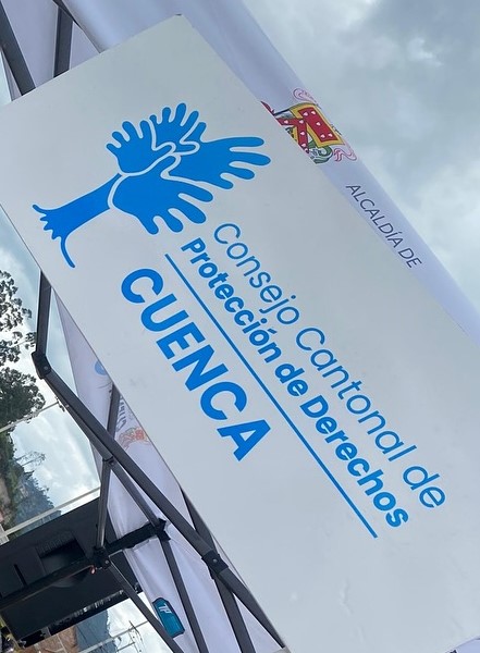 El Consejo Cantonal de Protección de Derechos de Cuenca ha activado su equipo técnico y jurídico frente a un hecho ocurrido recientemente en una unidad educativa particular de la ciudad, donde un adolescente resultó con graves quemaduras durante una actividad interna de tipo experimental desarrollada en una casa abierta.