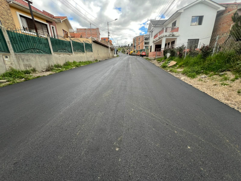 La Dirección de Obras Públicas del Municipio de Cuenca, ejecuta obras viales en la parroquia Baños. Actualmente, interviene con trabajos de asfaltado y bacheo en varios sectores, alcanzando aproximadamente 300  metros en asfalto y 3.4 kilómetros de bacheo, con una inversión de USD 372.000