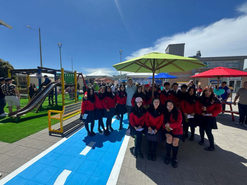 El Mercado 12 de Abril, cuenta con nuevo espacio público orientado a fomentar la actividad física, la convivencia y la prevención de enfermedades crónicas como la obesidad, en el marco del proyecto, “Plaza Viva”, que busca fortalecer la salud comunitaria. 