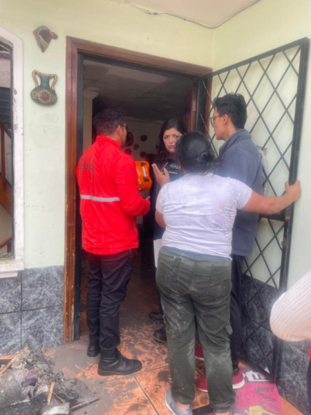 Un incendio de gran magnitud registrado este martes en el sector Las Pencas destruyó completamente el segundo piso de una vivienda y dejó daños significativos en el resto de la estructura. Tres familias que residían en el inmueble resultaron afectadas.