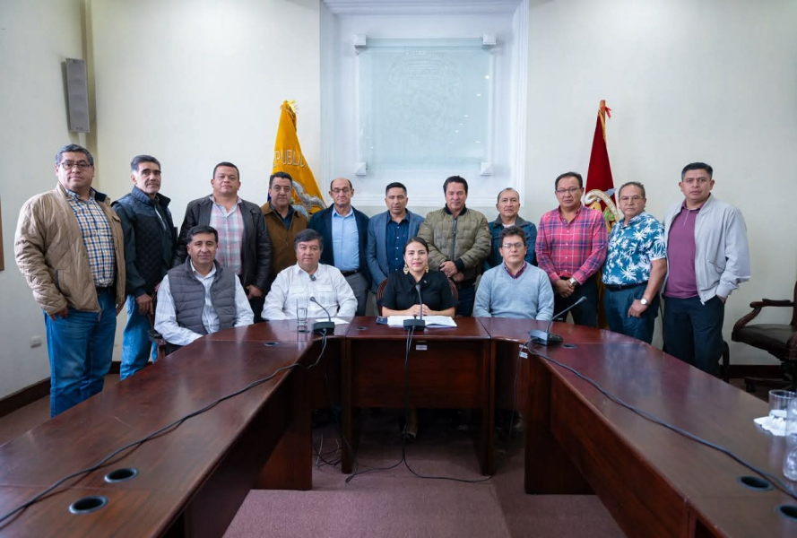 Con el objetivo de garantizar un servicio de transporte público eficiente, seguro y sostenible para la ciudadanía, la Alcaldesa (s) Mgst. Marisol Peñaloza mantuvo una reunión de trabajo con representantes de las siete operadoras de transporte urbano, en la que se alcanzaron importantes acuerdos para fortalecer el sistema de movilidad del cantón.