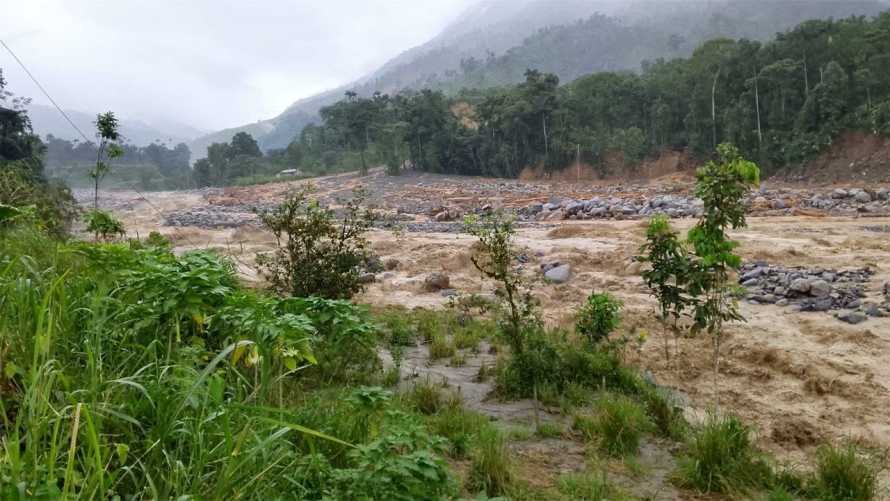 Debido a las fuertes precipitaciones registradas en la zona alta, se produjo el incremento del caudal del río Chaucha, generando deslizamientos de gran magnitud que han afectado las vías de acceso hacia la comunidad Iberia, dejando a la población incomunicada.