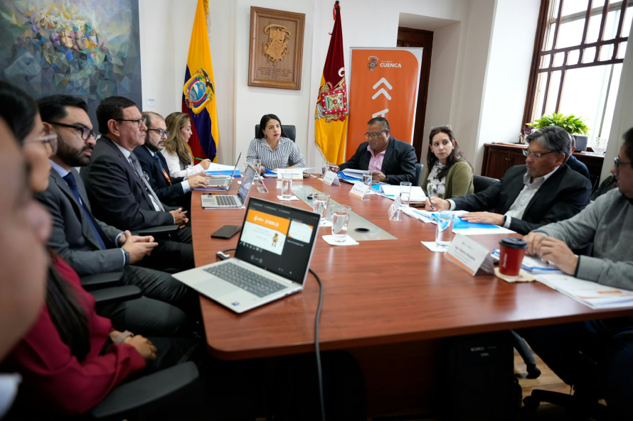 El Directorio de ETAPA EP aprobó el Plan de Servicio de Acceso a Internet, una decisión clave para la gestión del servicio de telecomunicaciones que la empresa municipal presta en el cantón. En la misma sesión, el organismo aprobó la Política de Seguridad de la Información orientada a fortalecer la protección y el manejo adecuado de los datos institucionales, en una jornada centrada en temas estratégicos para la entidad.