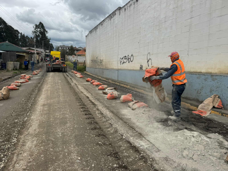 El medio día de hoy, el equipo de obreros ingenieros empezó las obras de asfalto en la vía La Compañía. Un total de 2.3 km se intervendrá,  con una inversión de USD 300.000