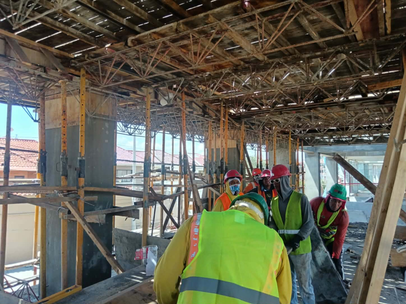 En el sector de Puertas del Sol se encuentra el Estadio de Cazhapata,  espacio que recorrió, la mañana de este jueves, el alcalde de Cuenca, Cristian Zamora, para constatar las obras y el avance, que registra del 32%.