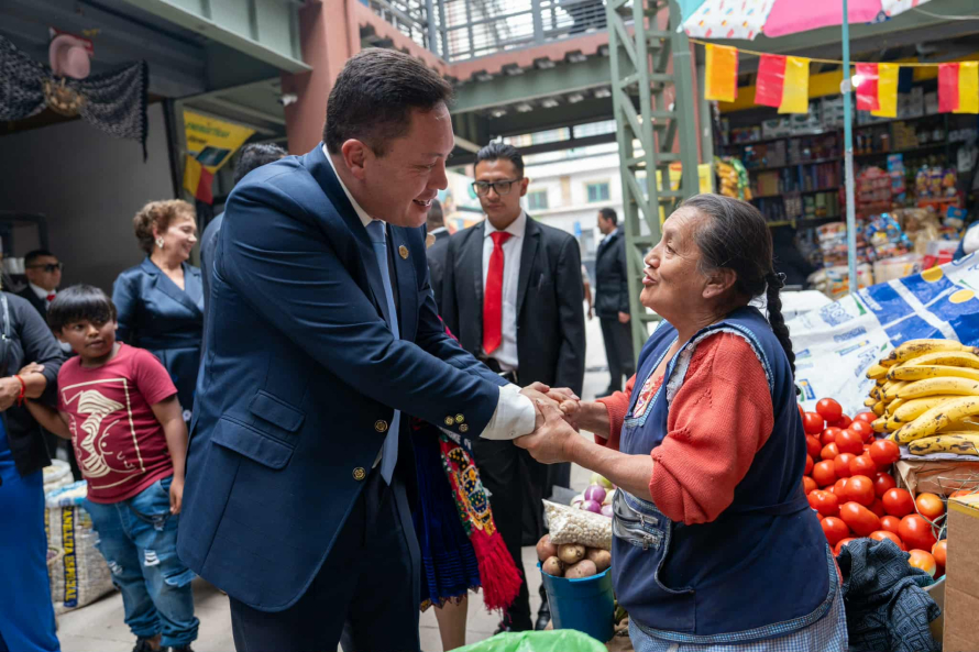 Un moderno sistema de videovigilancia se instala en el mercado 3 de Noviembre como parte de las actividades previstas por los 67 años de creación. En la sesión conmemorativa, desarrollada hoy, lunes 03 de noviembre de 2025, se firmó el acta compromiso.