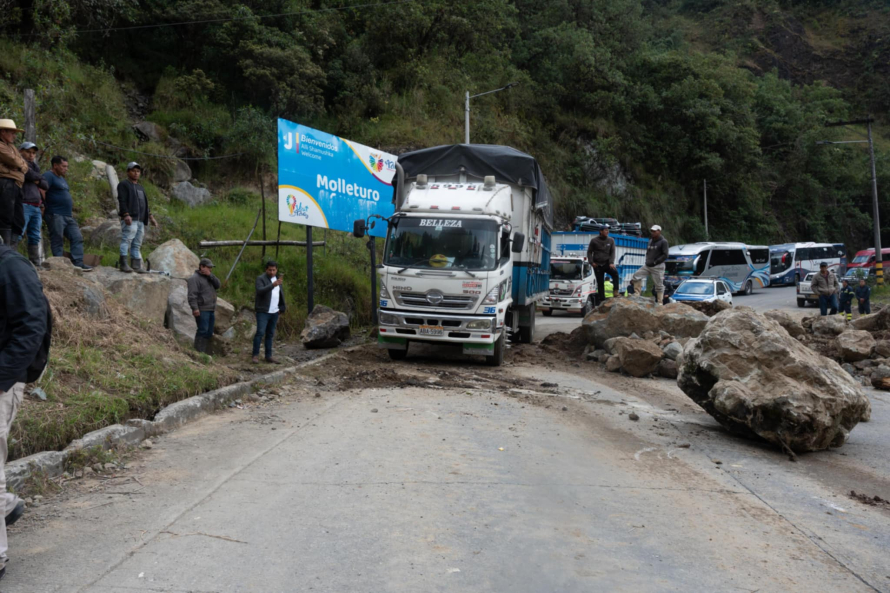 Moradores de la parroquia Molleturo como medida de protesta inhabilitaron la vía Cuenca-Molleturo-Naranjal por el lapso de 24 horas. Exigían  la presencia del Primer Personero Municipal para dialogar, fue así que hoy, en la entrada de Molleturo se instaló la mesa de diálogo entre ciudadanos y autoridades.