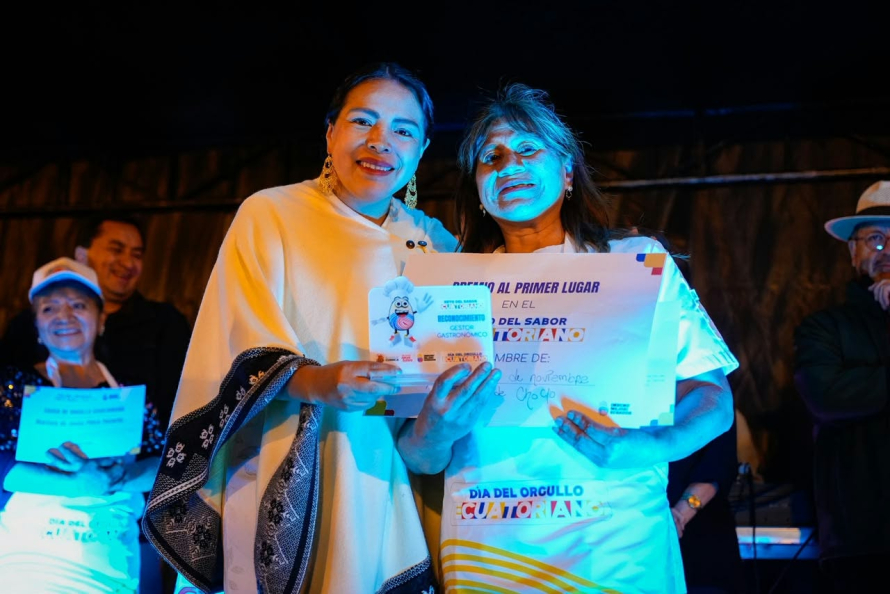 Un helado de choclo con chumal al horno se llevó el primer lugar del Reto del Sabor Ecuatoriano, realizado este viernes en el Portal Artesanal como parte de la celebración del Día del Orgullo Ecuatoriano en Cuenca.