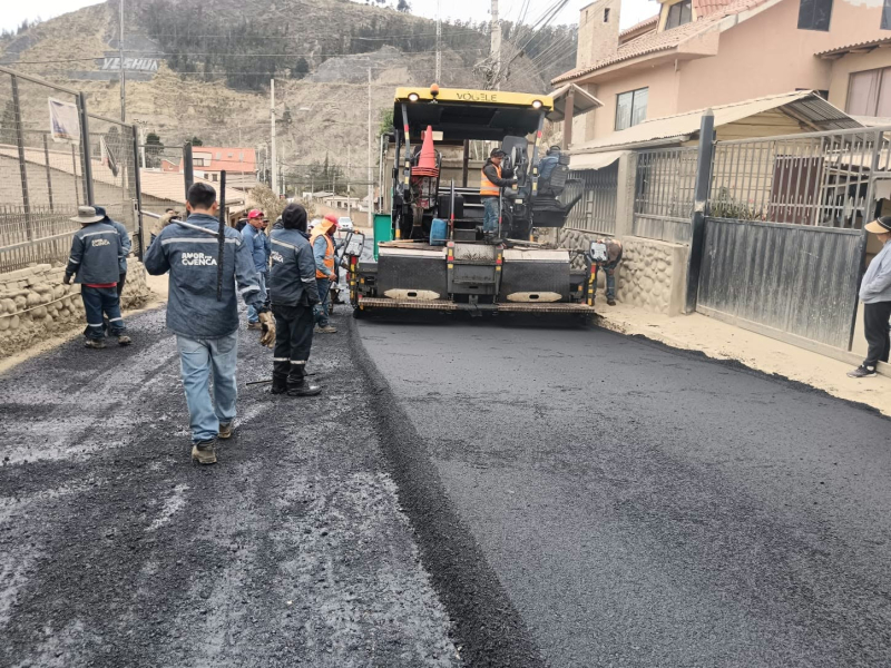 La Alcaldía de Cuenca culminó el asfaltado de 3,2 kilómetros de la vía Julia Bernal, en la parroquia Ricaurte, en el tramo comprendido desde la hacienda San Diego hasta el ingreso a la Panamericana Norte. La intervención mejora las condiciones de circulación en uno de los principales ejes viales de este sector, caracterizado por un alto flujo vehicular y una importante conexión entre diferentes comunidades.