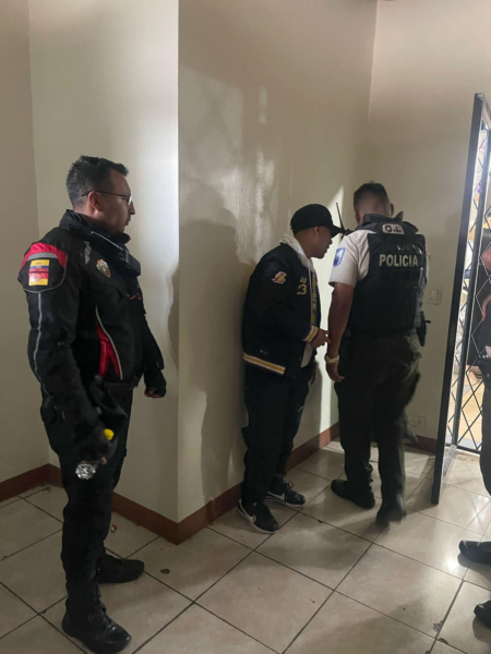 La Guardia Ciudadana retuvo a un individuo sospechoso de haber robado ropa de un local comercial.