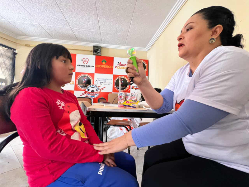 Con el propósito de cuidar la salud visual de la niñez cuencana, la Alcaldía de Cuenca, a través de Acción Social Municipal, en coordinación con el Consejo Cantonal de Salud de Cuenca y CLADE, desarrolló la Campaña de Prevención y Detección Temprana de Ambliopía (ojo vago) en las parroquias Turi y Sinincay.