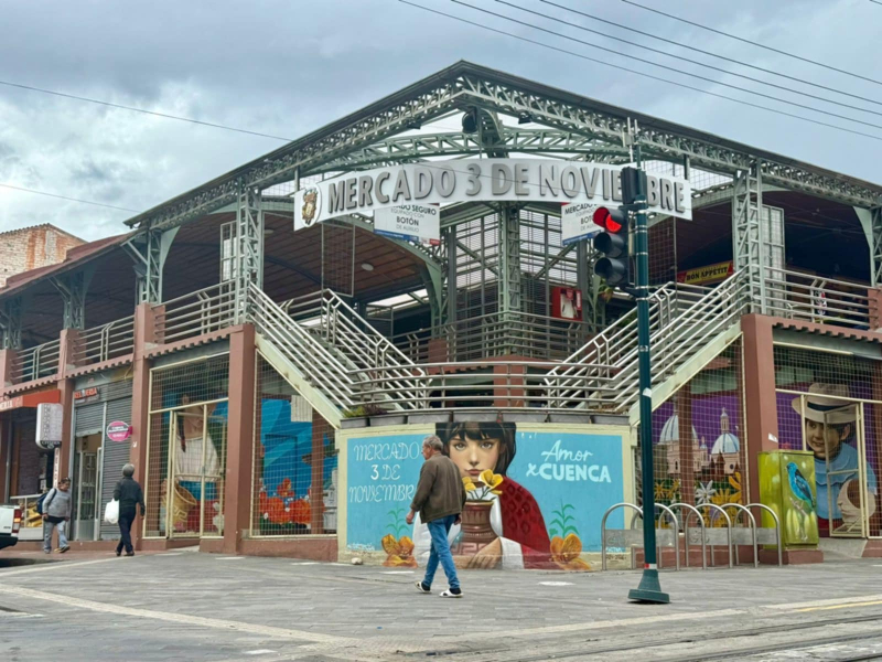 Para seguir celebrando el Día del Padre, la Directiva del mercado 3 de Noviembre junto a la Dirección de Mercados y Comercio Autónomo de la Municipalidad de Cuenca, organizaron para mañana, viernes 20 de junio de 2025, un show cómico con la presentación de Santhiago Illescas “El Hombre Voz”, a partir de las 15:30.