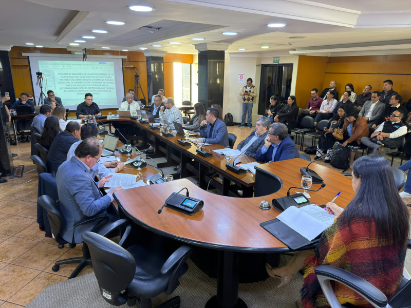 El Ilustre Concejo Cantonal de Cuenca aprobó la resolución reformatoria que actualiza el Plan de Mejoras del Servicio de Transporte Público Intracantonal Urbano de Buses y subsidio de transporte público urbano, incorporando ajustes técnicos y operativos orientados a fortalecer la calidad, seguridad, modernización y control del sistema de transporte público de la ciudad.