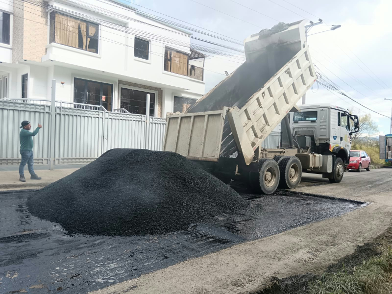 La Alcaldía de Cuenca, a través de la Dirección de Obras Públicas, ejecuta trabajos de bacheo en la vía San Miguel de Ochoa León, en un tramo de 4 kilómetros, desde el ingreso por la avenida 25 de Marzo hasta Ochoa León.