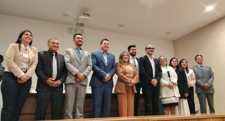 La Unión de Barrios del Sur de Cuenca- UBASURC posesionó a su nuevo Directorio para el período 2025–2027 en una ceremonia realizada en el auditorio de la Exescuela Central, un espacio emblemático del centro histórico que acogió a autoridades provinciales y locales, representantes barriales, líderes comunitarios y ciudadanía en general.