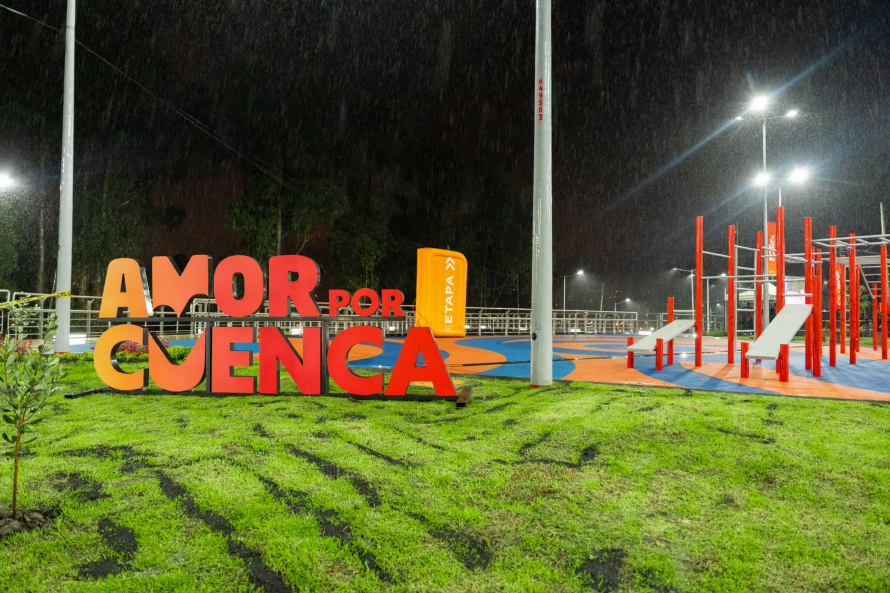 Ni la lluvia, impidió la fiesta nocturna durante la inauguración del nuevo parque del Arco. En medio de los juegos y la algarabía de los vecinos, el alcalde de Cuenca, Cristian Zamora, entregó a los cuencanos, un regenerado espacio ubicado en la Av. 10 de Agosto y Av. Loja, cerca al Centro Cristiano El  Arco.