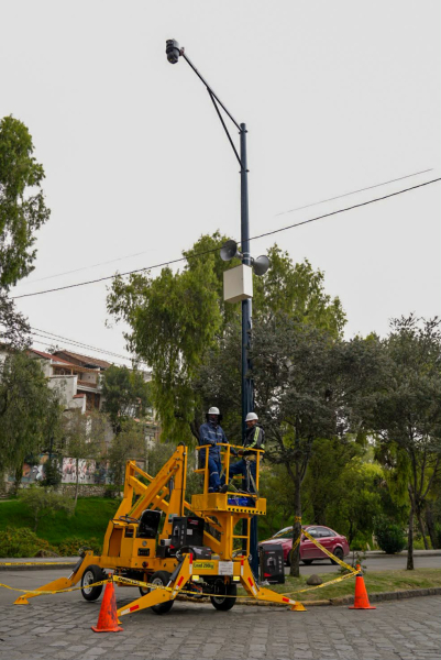 El alcalde de Cuenca,  Cristian Zamora, junto al director ejecutivo del Consejo de Seguridad Ciudadana (CSC),  Xavier Barrera, realizaron una visita técnica a la bodega donde arribaron las 401 nuevas cámaras de videovigilancia que serán instaladas en distintos sectores estratégicos de la ciudad.