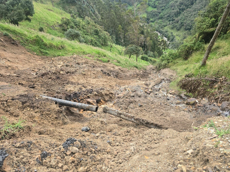   ETAPA EP informa que un macro deslizamiento de tierra en la zona de captación provocó la pérdida de un tramo de la conducción de agua cruda que abastece a la Planta de Agua Potable Chulco Soroche.