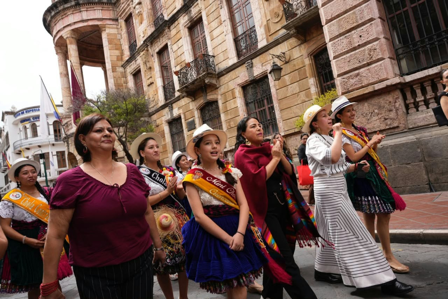 Con un mensaje de reconocimiento y reivindicación de derechos, se desarrolló el desfile “Raíces que Caminan, Mujeres que Transforman”, una iniciativa enmarcada en el tercer festival Warmi Rural 2026: Tejiendo Derechos, Fortaleciendo Culturas, organizada por la Alcaldía de Cuenca y el Consejo Cantonal de Protección de Derechos.