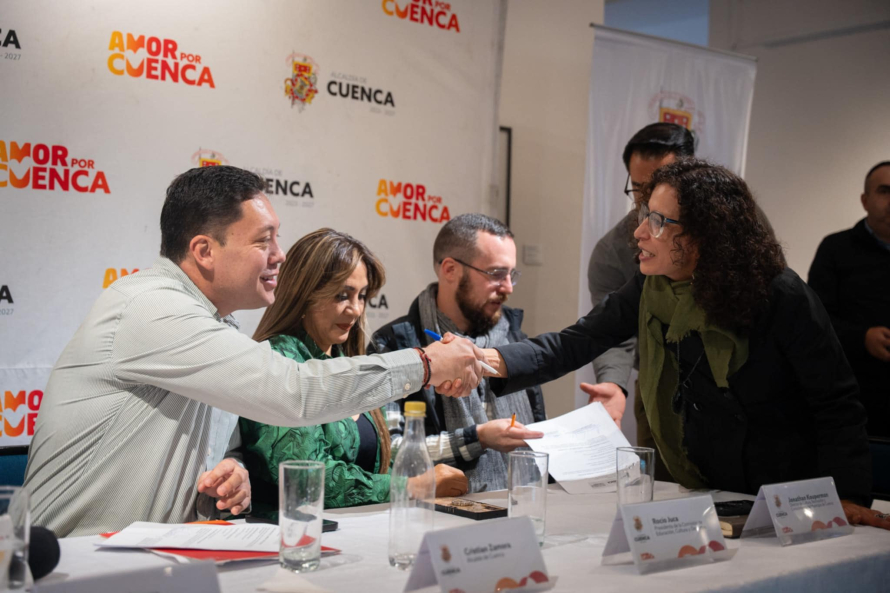 La Alcaldía de Cuenca, a través de su Dirección Municipal de Cultura, Recreación y Conocimiento, firmó los convenios con los 12 proyectos ganadores de la convocatoria “Fondos Concursables 2025”, destinando un total de $116,000 en asignaciones económicas no reembolsables para el fortalecimiento del ecosistema cultural del Cantón.