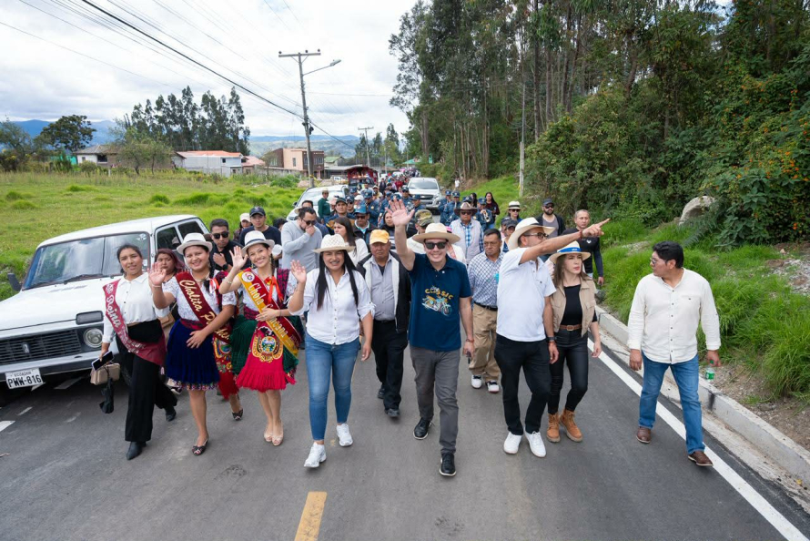 El alcalde de Cristian Zamora inauguró la obra de colocación de carpeta asfáltica en la vía Centro Parroquial – Guagualzhumi, en la comunidad La Dolorosa de la parroquia Paccha, junto a moradores, dirigentes barriales y autoridades locales.