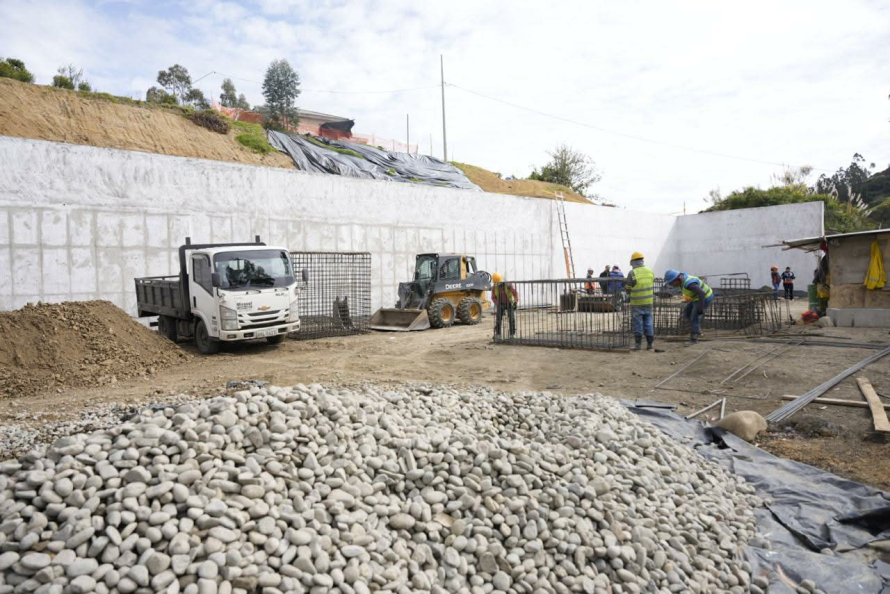 El alcalde de Cuenca, Dr. Cristian Zamora, recorrió la parroquia Santa Ana para constatar el avance de las obras que forman parte del nuevo sistema de agua potable para las parroquias Santa Ana, El Valle y Quingeo.