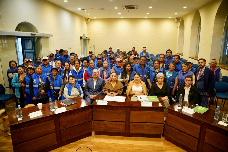 El Directorio de la Empresa Pública Municipal de Aseo de Cuenca (EMAC EP) analizó este viernes el proyecto de Ordenanza del Sistema Cantonal de Reciclaje Inclusivo de Cuenca. La normativa propone crear el Fondo de Reciclaje Inclusivo, carnetizar a los recicladores de base y definir rutas y zonas exclusivas para su trabajo. La sesión se realizó en la Escuela Central y contó con la presencia de autoridades municipales y la Asociación de Recicladores RENAREC.