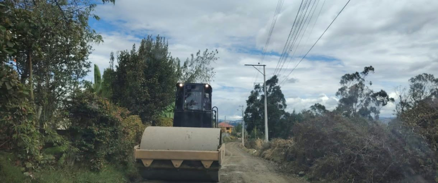 Un total de 443 kilómetros de vías de lastre de las parroquias urbanas recibieron mantenimiento por parte de la Alcaldía de Cuenca, entre mayo de 2023 y agosto de 2026. Estas intervenciones permitieron mejorar las condiciones de movilidad y conectividad de las familias que habitan en estos sectores.