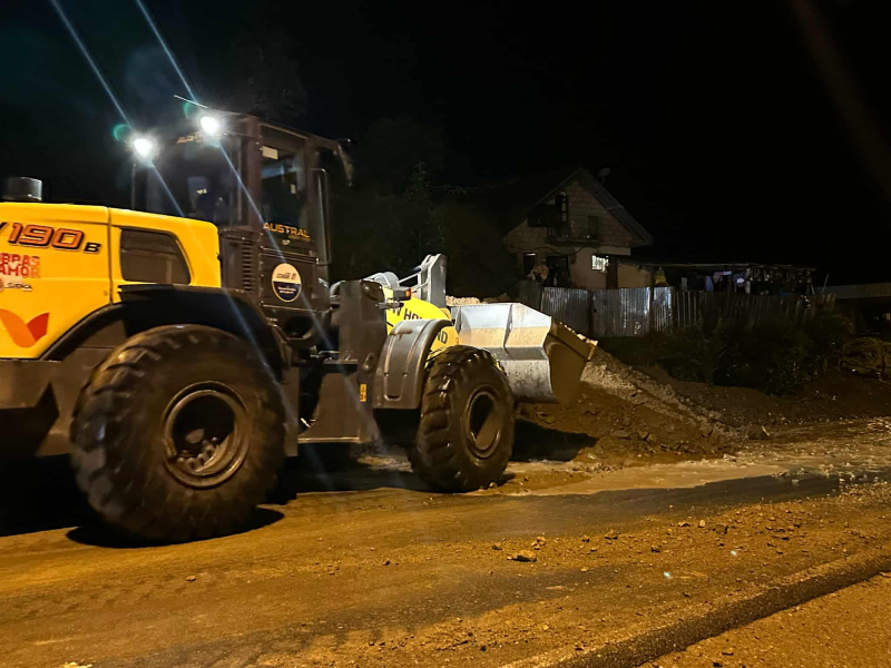 La Dirección de Gestión de Riesgos de la Alcaldía de Cuenca coordinó acciones interinstitucionales ante el evento registrado la tarde de hoy, martes 4 de noviembre de 2025, en el sector Marianza, parroquia Sayausí, donde las intensas lluvias produjeron el flujo de lodos con arrastre de material, que colapsaron las alcantarillas de paso vial y causaron el desbordamiento de material y agua de escorrentía hacia la vía.